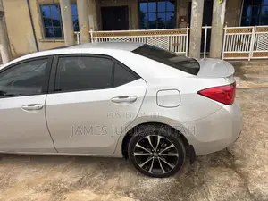 Toyota Corolla SE (1.8L 4cyl 2A) 2018 Silver