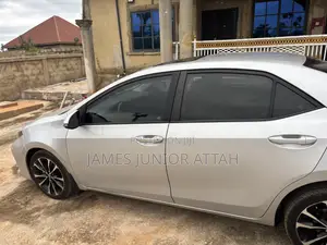 Toyota Corolla SE (1.8L 4cyl 2A) 2018 Silver