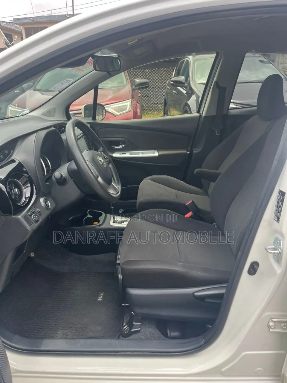Toyota Vitz 1.5 FWD 5dr 2015 White