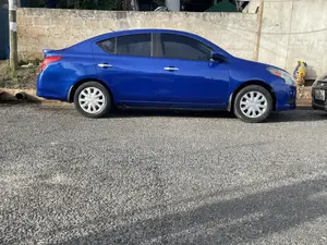 Nissan Versa 1.6 SV 2017 Blue