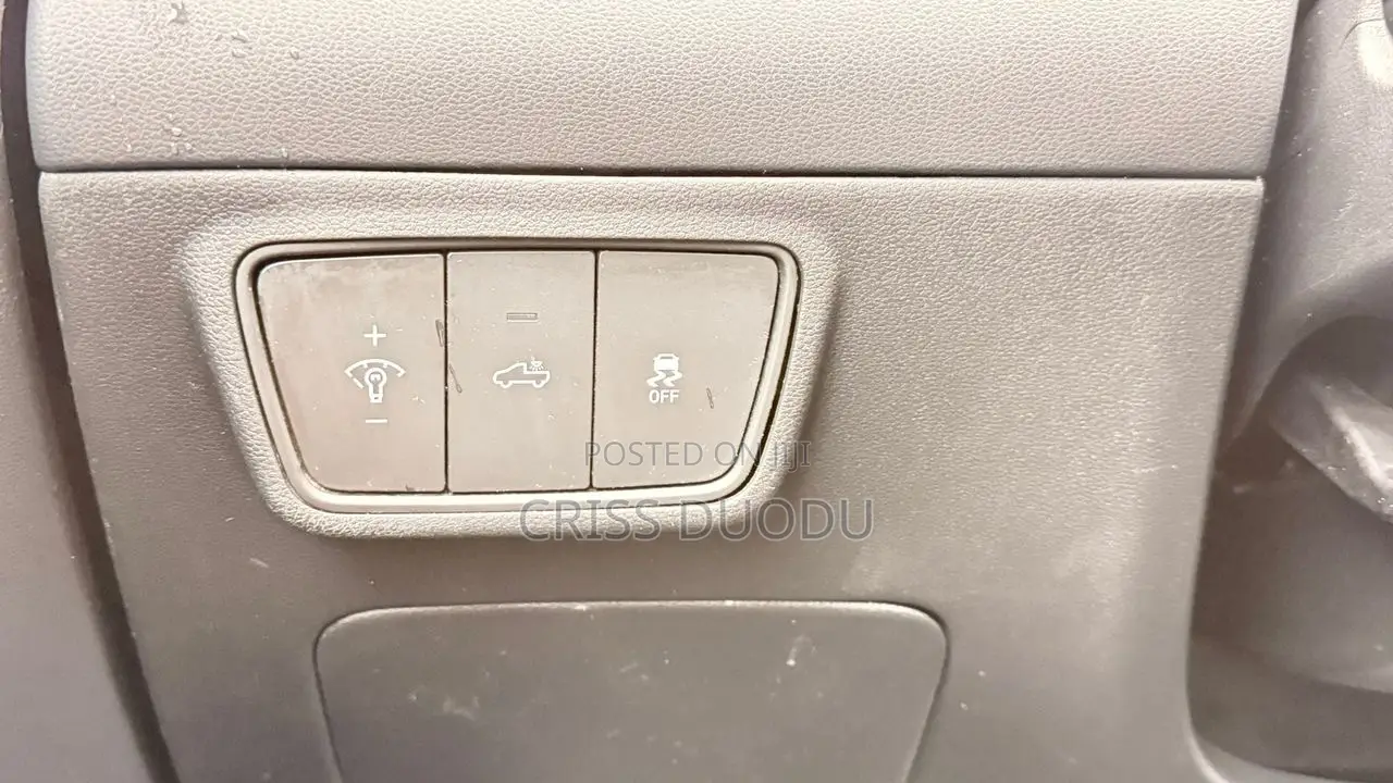 Toyota Corolla LE Eco (1.8L 4cyl 2A) 2018 Red