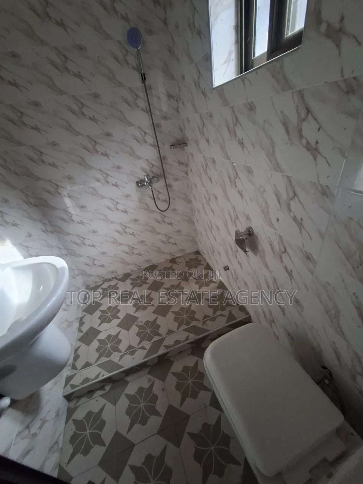 2bdrm Apartment in Madina Un, Zongo Junction for rent