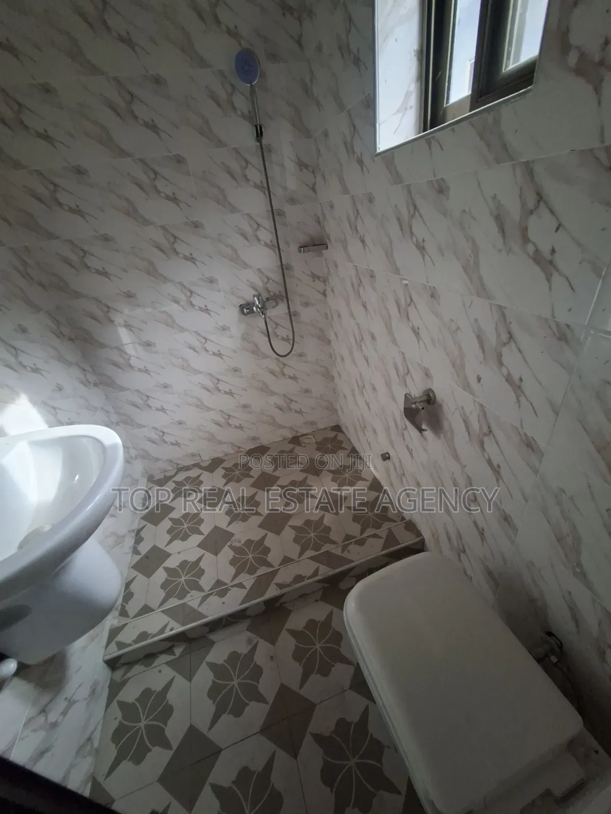 2bdrm Apartment in Madina Un, Zongo Junction for rent
