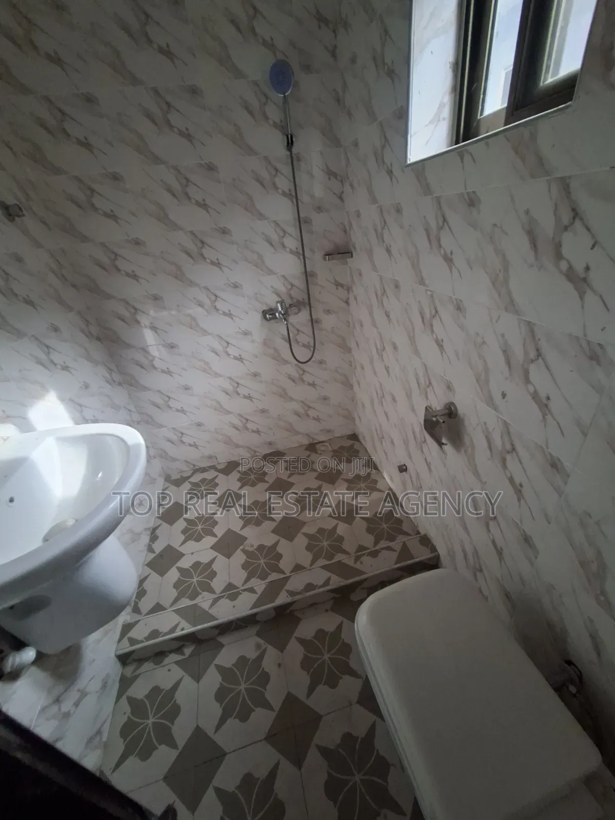 2bdrm Apartment in Madina Un, Zongo Junction for rent