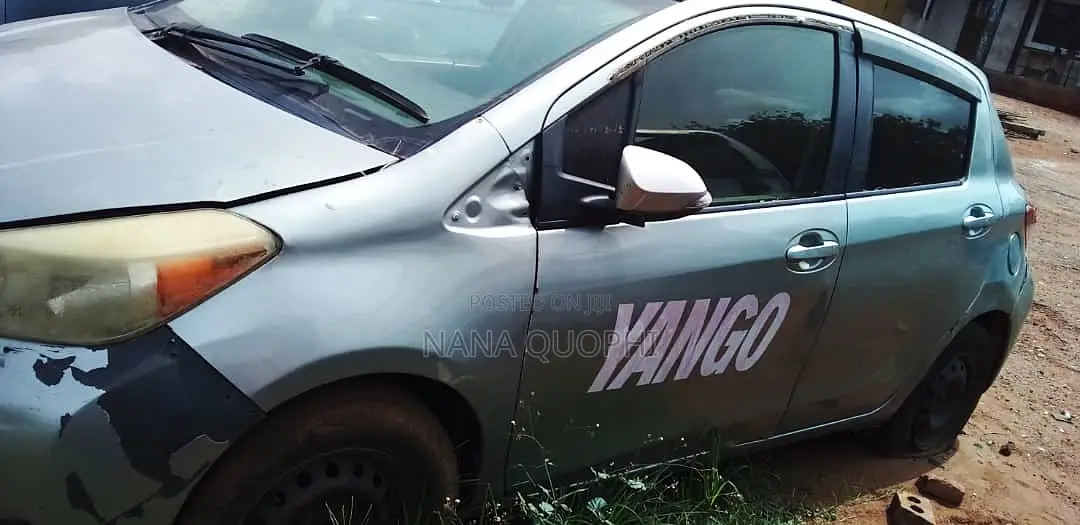 Toyota Vitz 2012 Silver