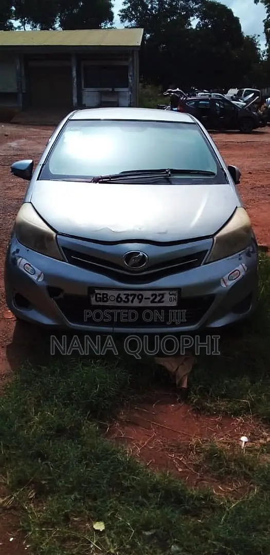 Toyota Vitz 2012 Silver