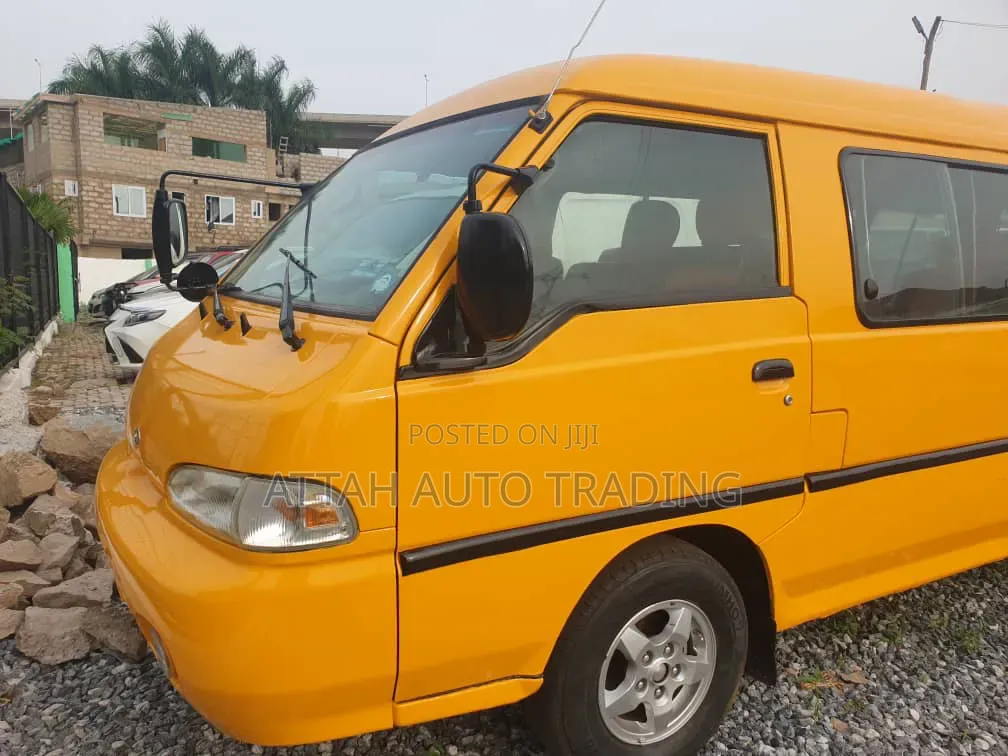 Hyundai H-100 2000 Yellow