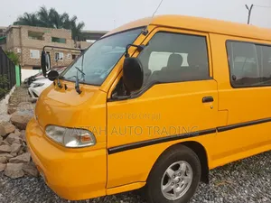 Hyundai H-100 2000 Yellow