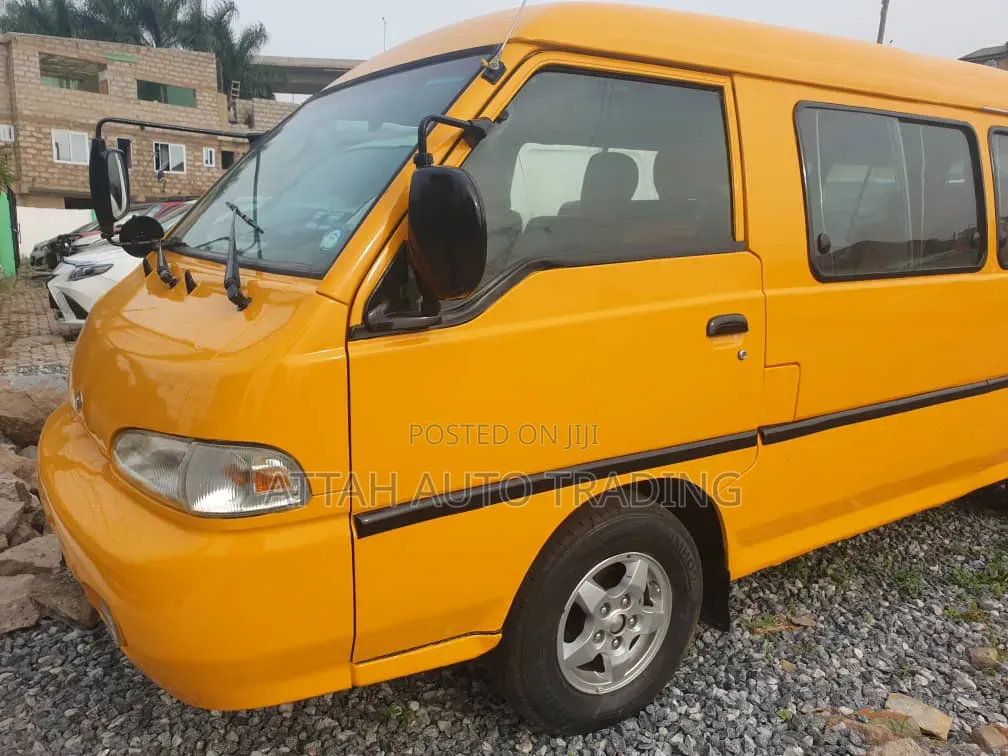 Hyundai H-100 2000 Yellow