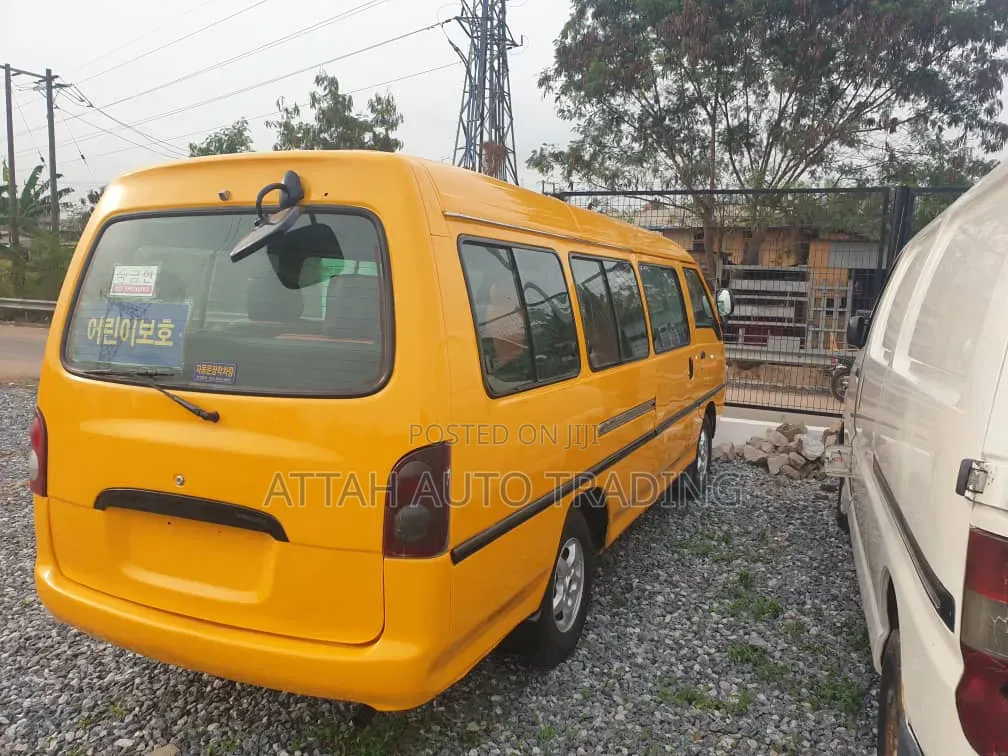 Hyundai H-100 2000 Yellow