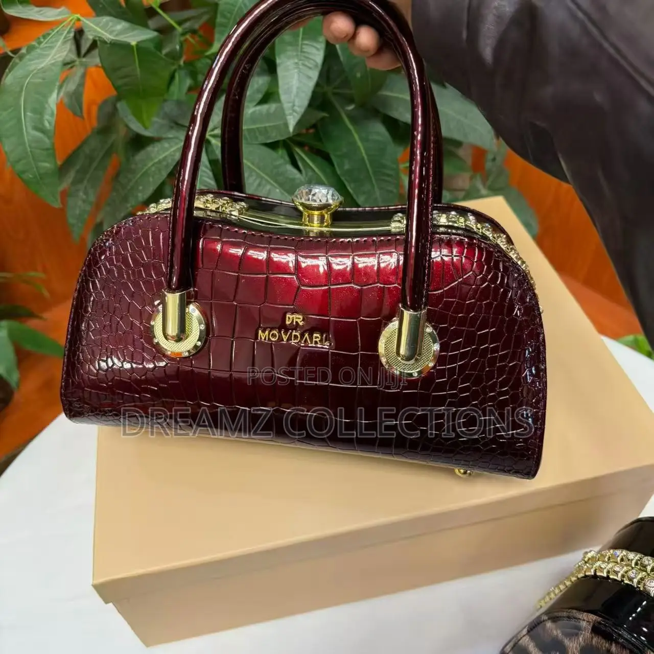 Crocodile Texture Gemstone Clasp Handbag