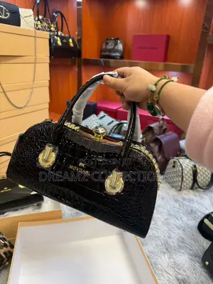 Crocodile Texture Gemstone Clasp Handbag