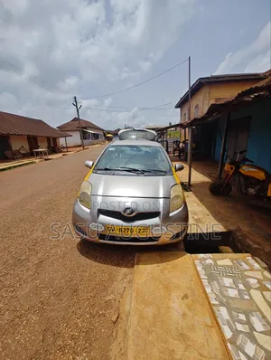 Toyota Vitz 1.3 FWD 5dr 2010 Gray