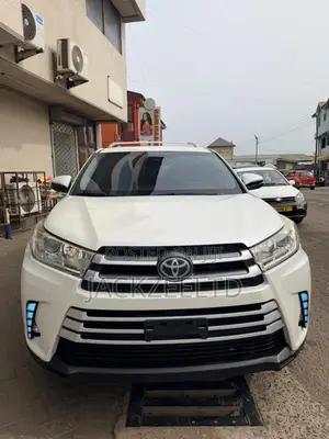 Toyota Highlander LE 2019 White