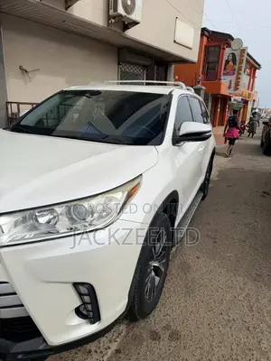 Toyota Highlander LE 2019 White