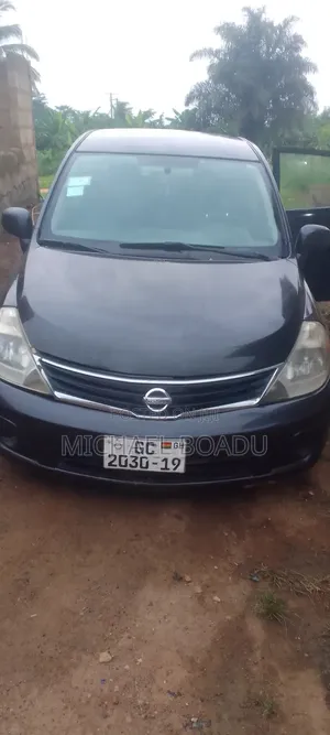 Nissan Versa 1.8 S Hatchback 2012 Gray