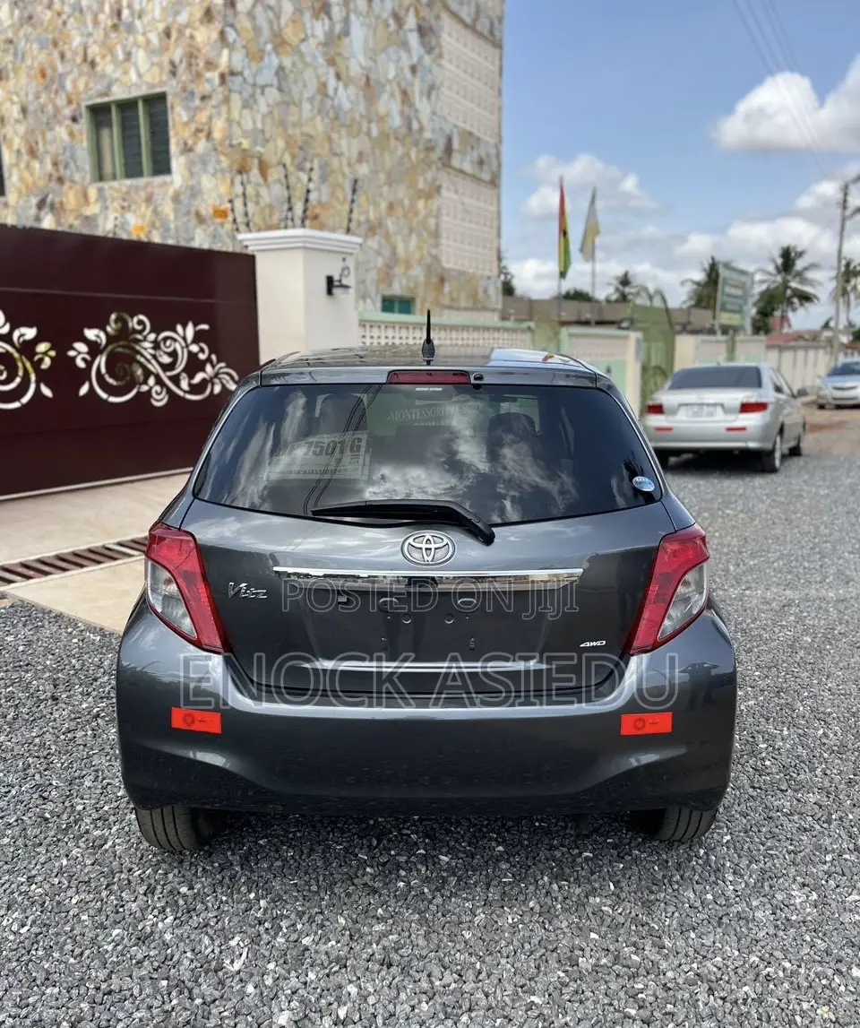 Toyota Vitz 1.3 FWD 3dr 2013 Gray