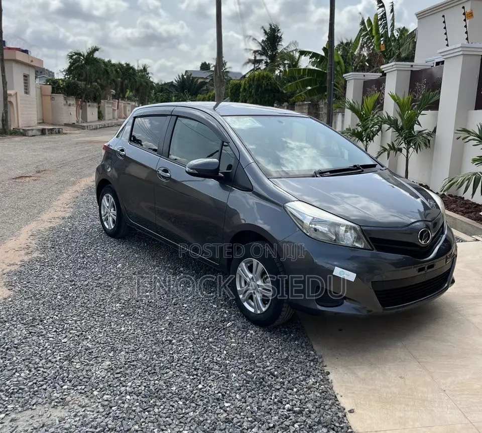 Toyota Vitz 1.3 FWD 3dr 2013 Gray