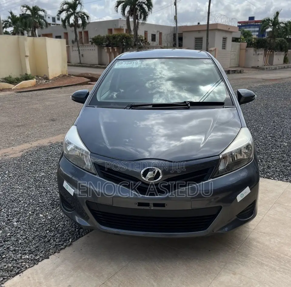 Toyota Vitz 1.3 FWD 3dr 2013 Gray