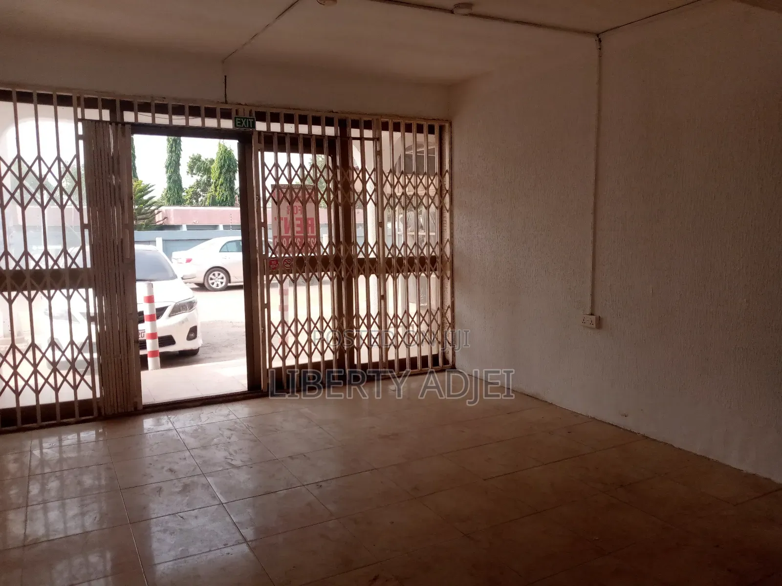 Nice Spacious Roadside Shop With Washroom at Nungua - Barriet