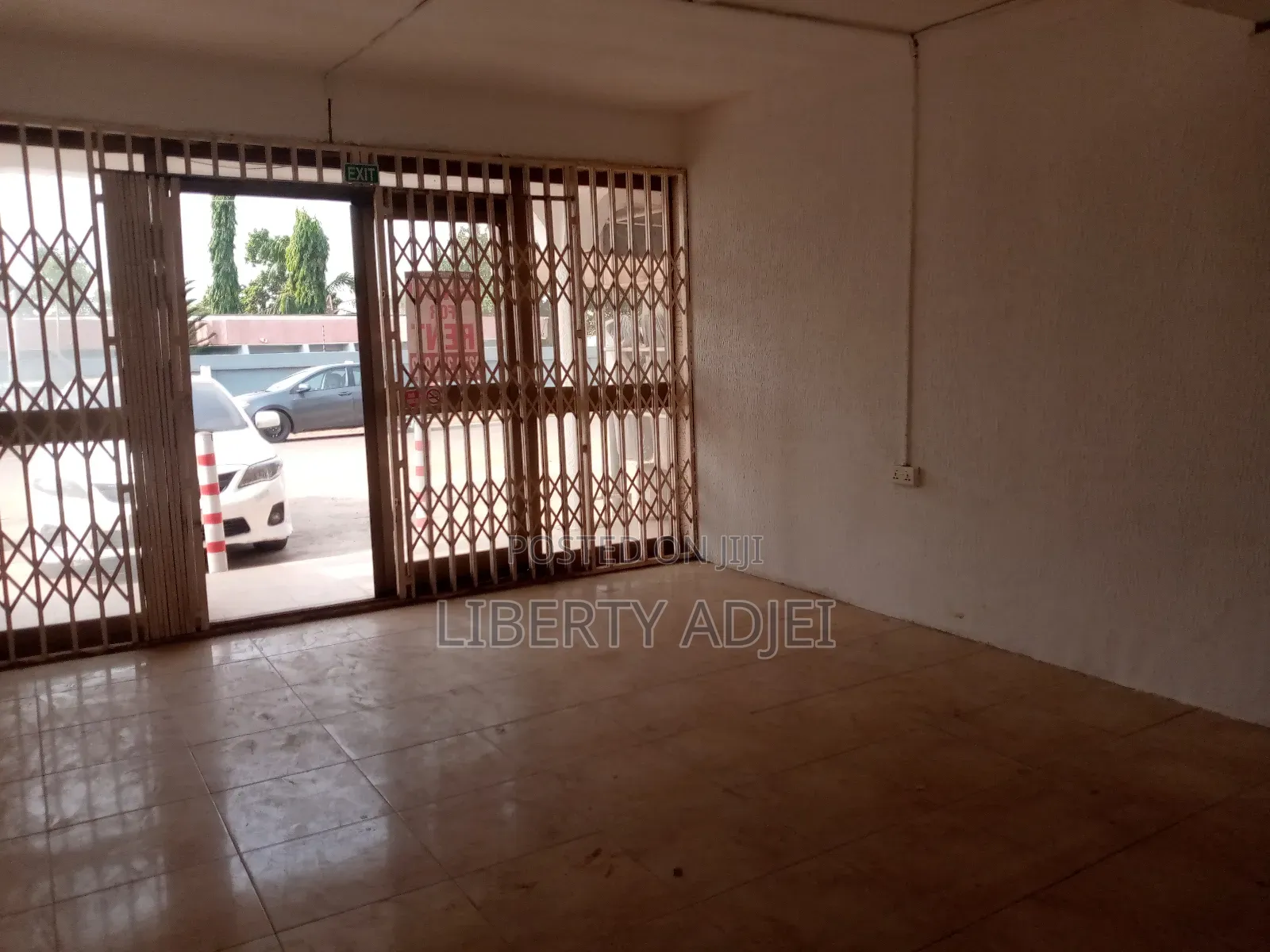 Nice Spacious Roadside Shop With Washroom at Nungua - Barriet