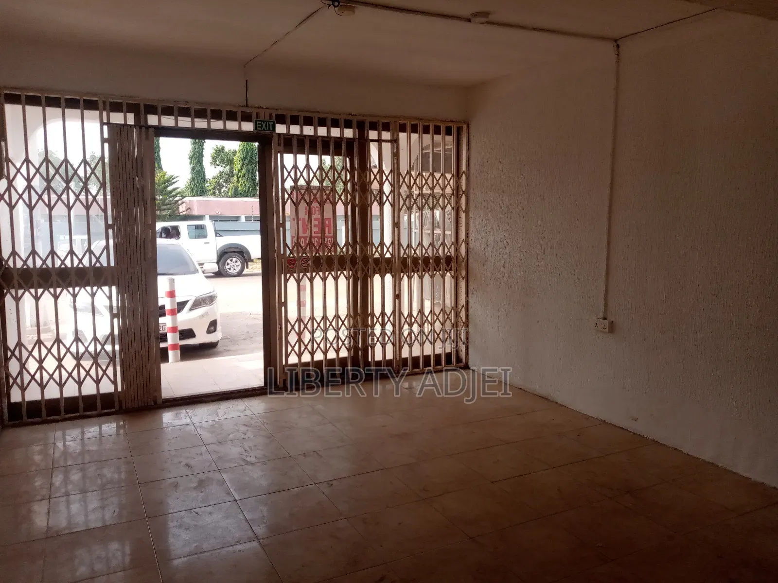 Nice Spacious Roadside Shop With Washroom at Nungua - Barriet