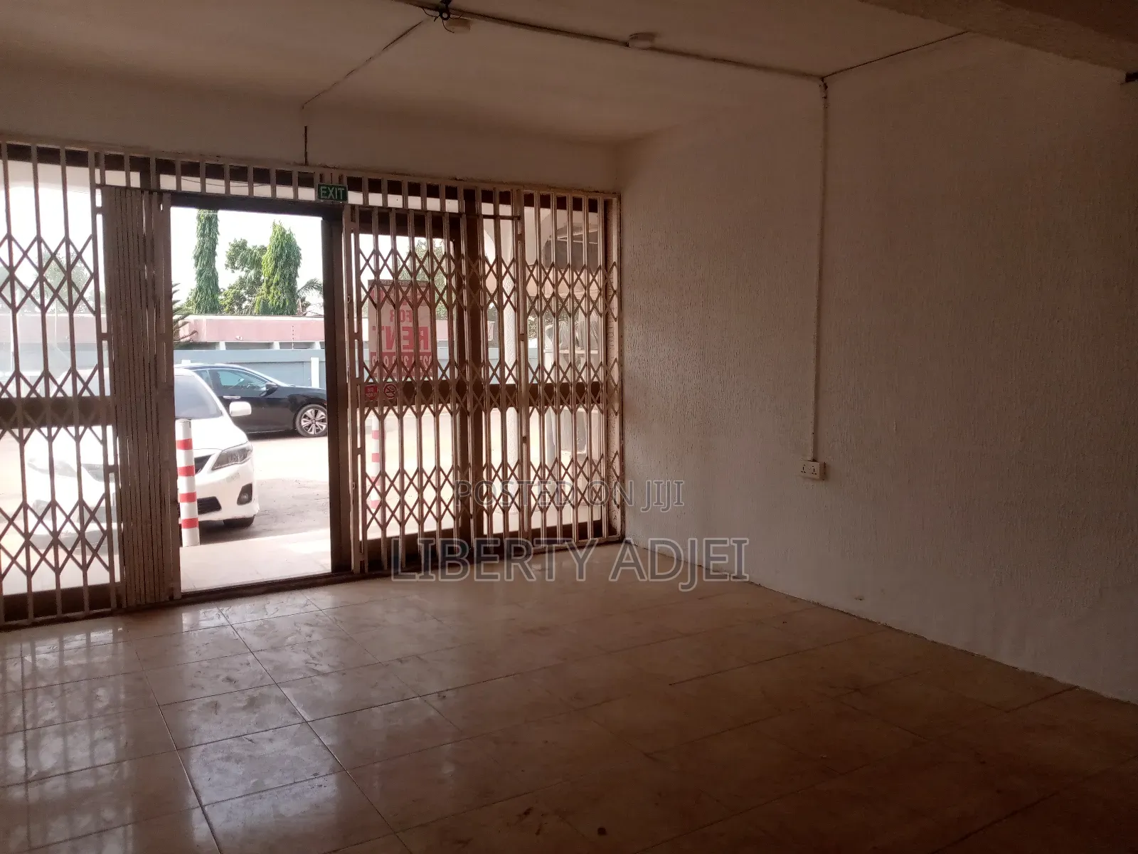 Nice Spacious Roadside Shop With Washroom at Nungua - Barriet