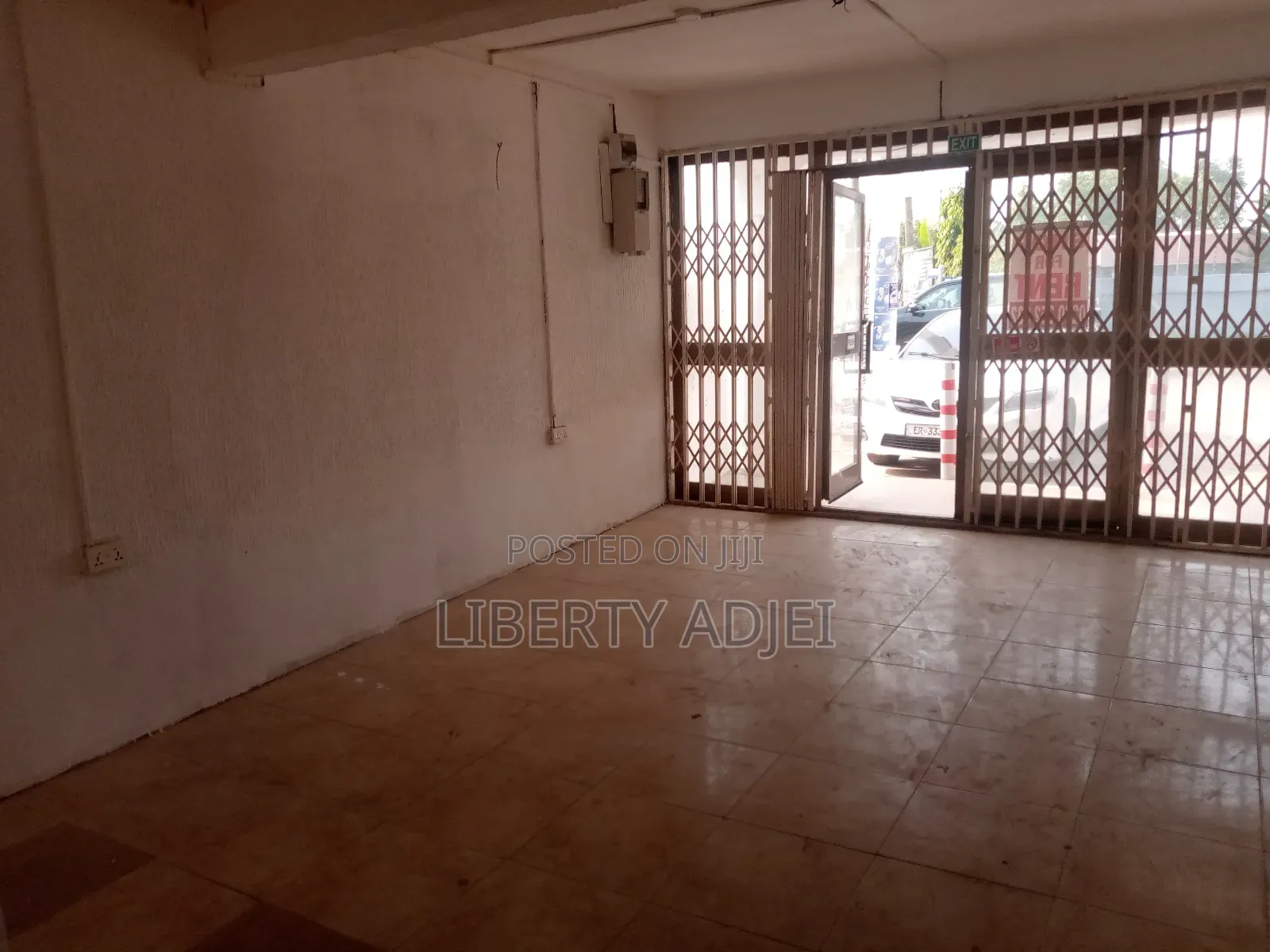 Nice Spacious Roadside Shop With Washroom at Nungua - Barriet