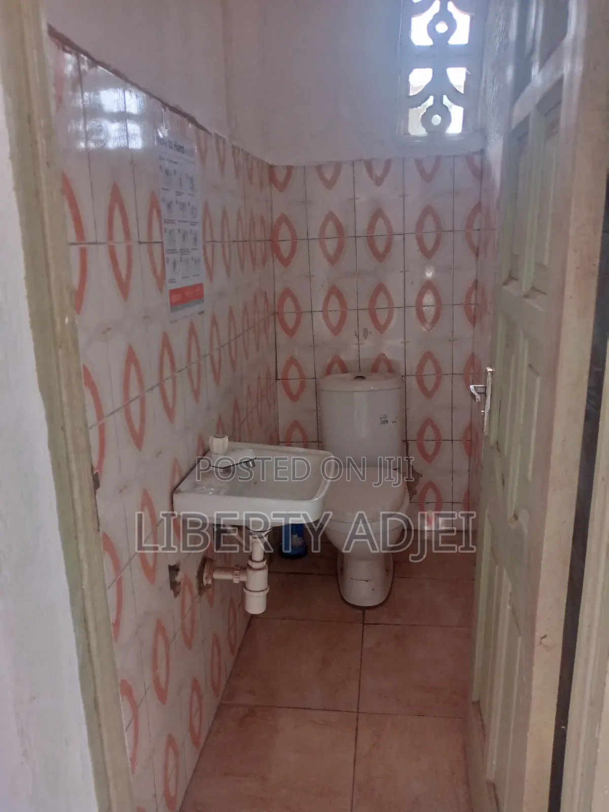 Nice Spacious Roadside Shop With Washroom at Nungua - Barriet