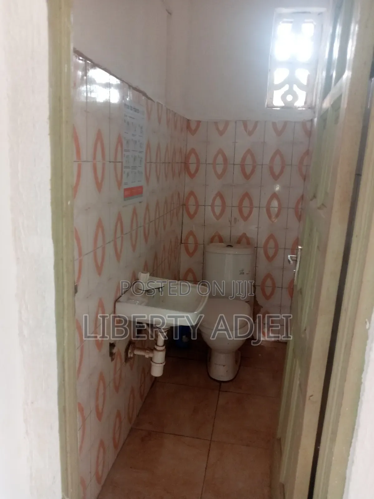 Nice Spacious Roadside Shop With Washroom at Nungua - Barriet