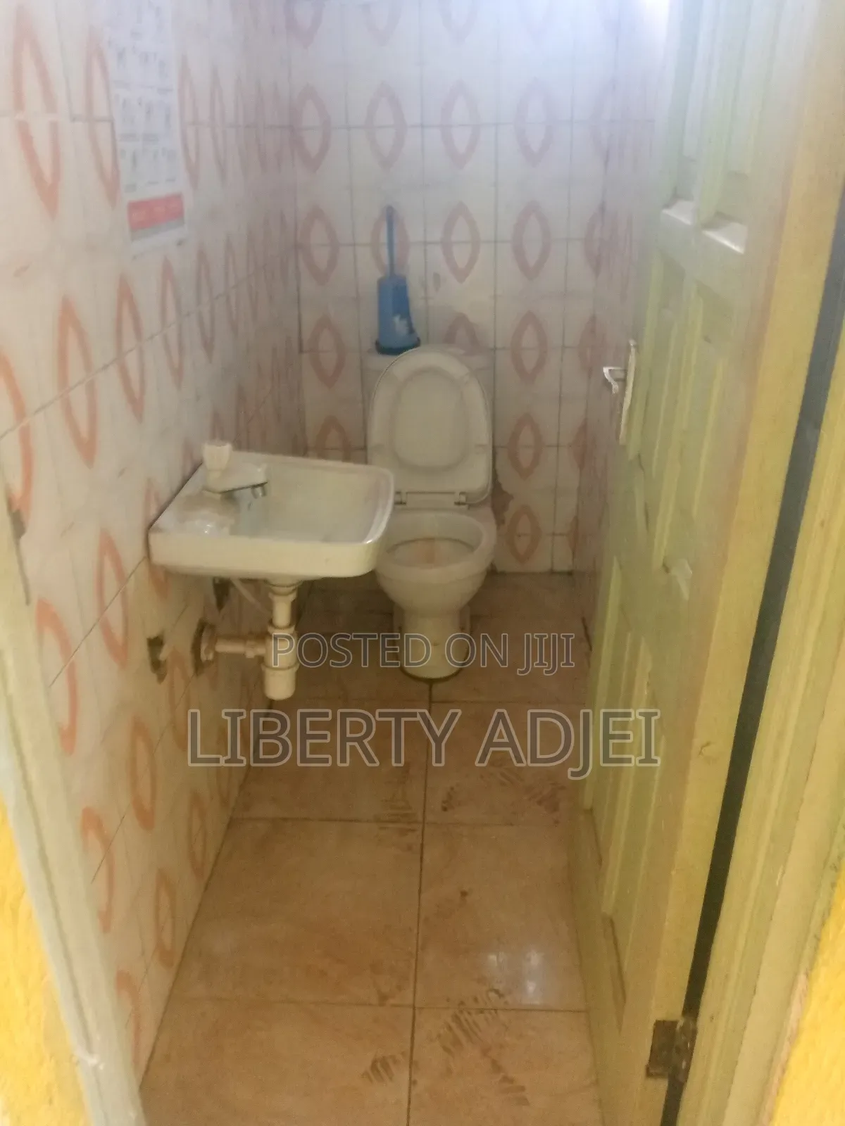 Nice Spacious Roadside Shop With Washroom at Nungua - Barriet