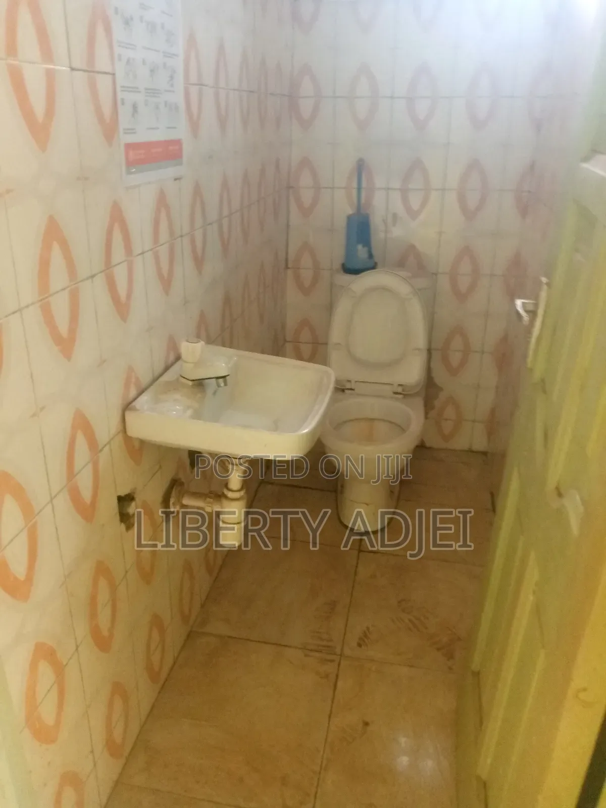 Nice Spacious Roadside Shop With Washroom at Nungua - Barriet