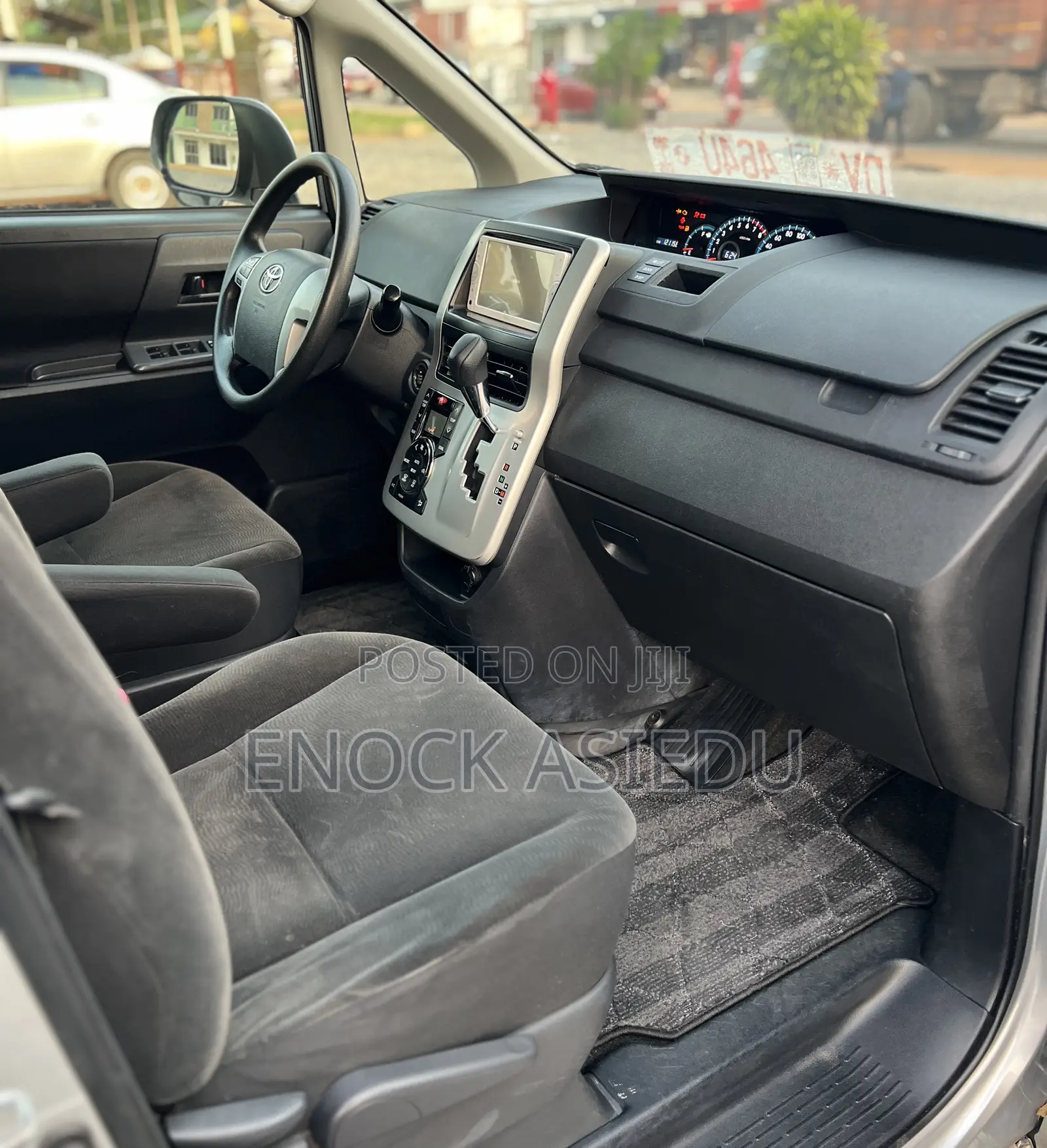 Toyota Voxy 2010 Silver