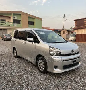 Toyota Voxy 2010 Silver