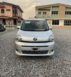 Toyota Voxy 2010 Silver