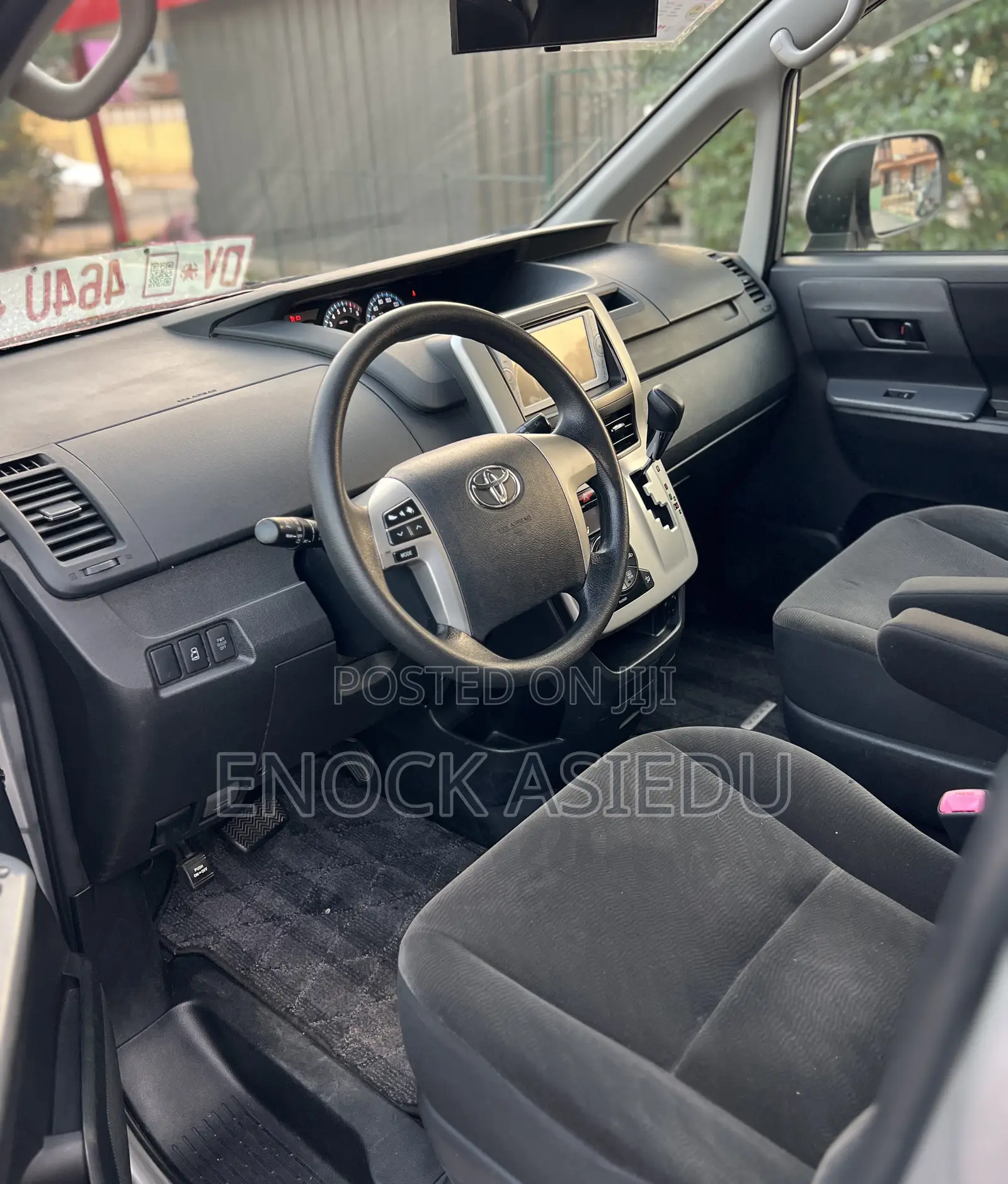 Toyota Voxy 2010 Silver
