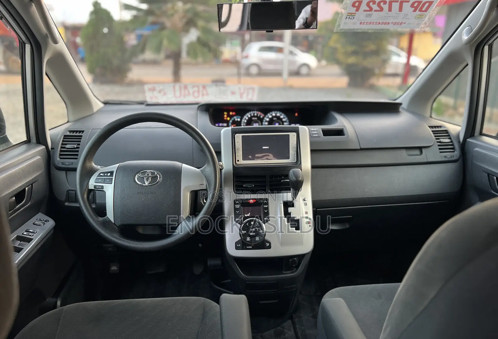 Toyota Voxy 2010 Silver