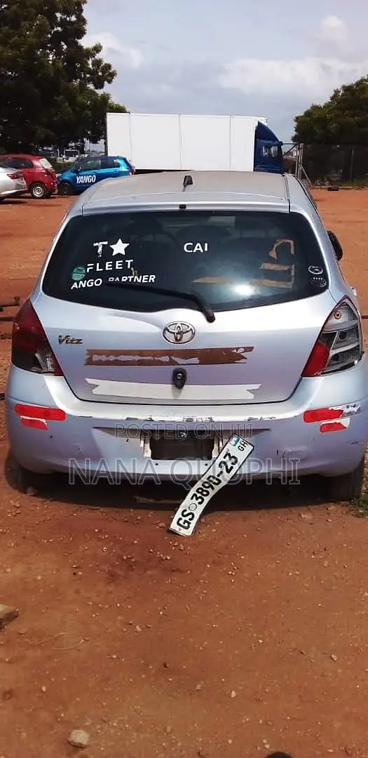 Toyota Vitz 2010 Silver