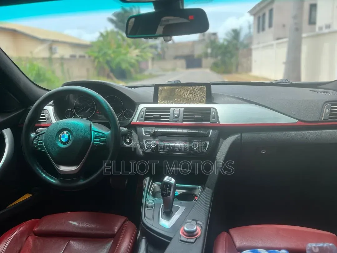 BMW 320i Sedan RWD 2013 Black