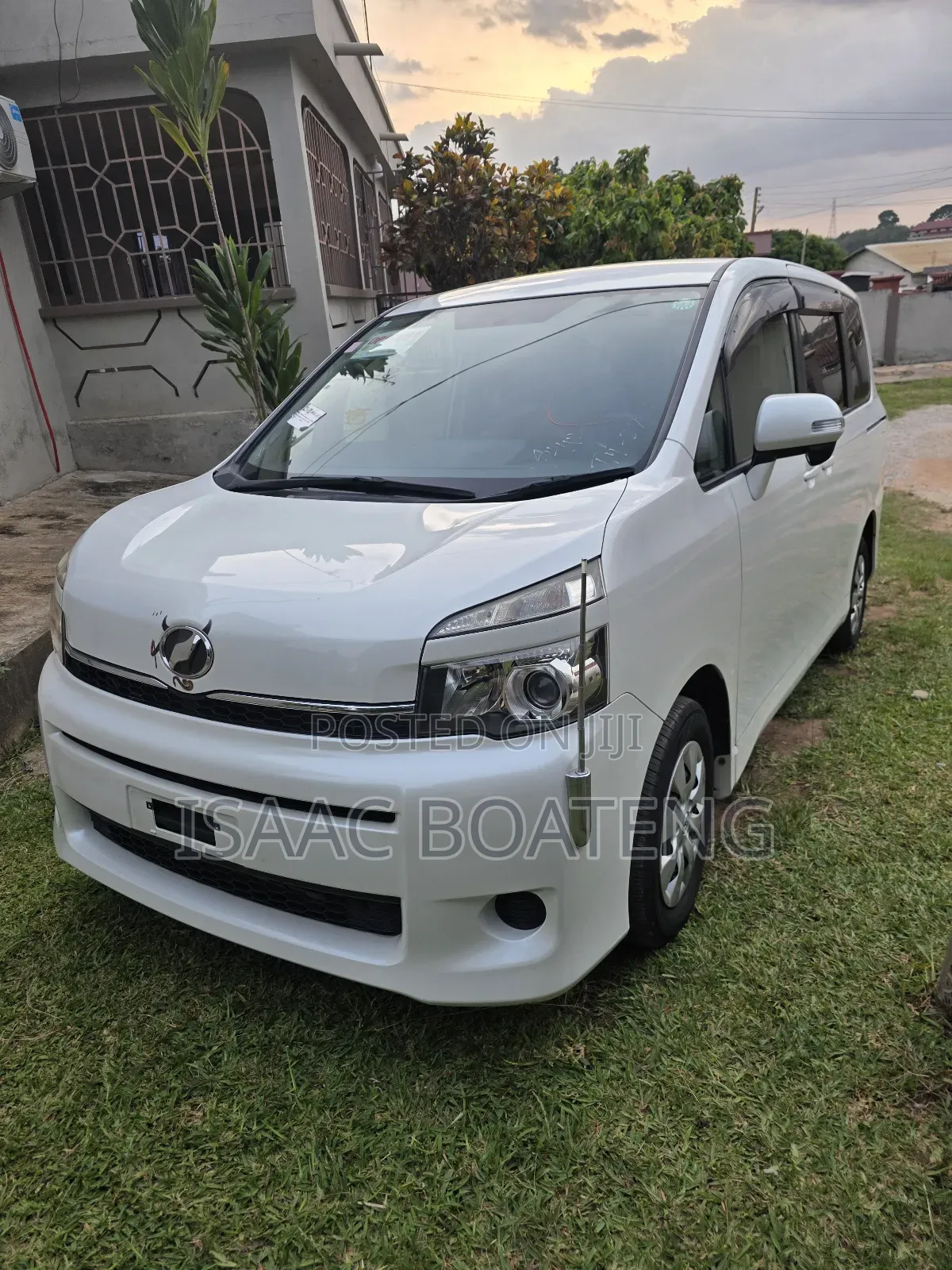Toyota Voxy 2013 White