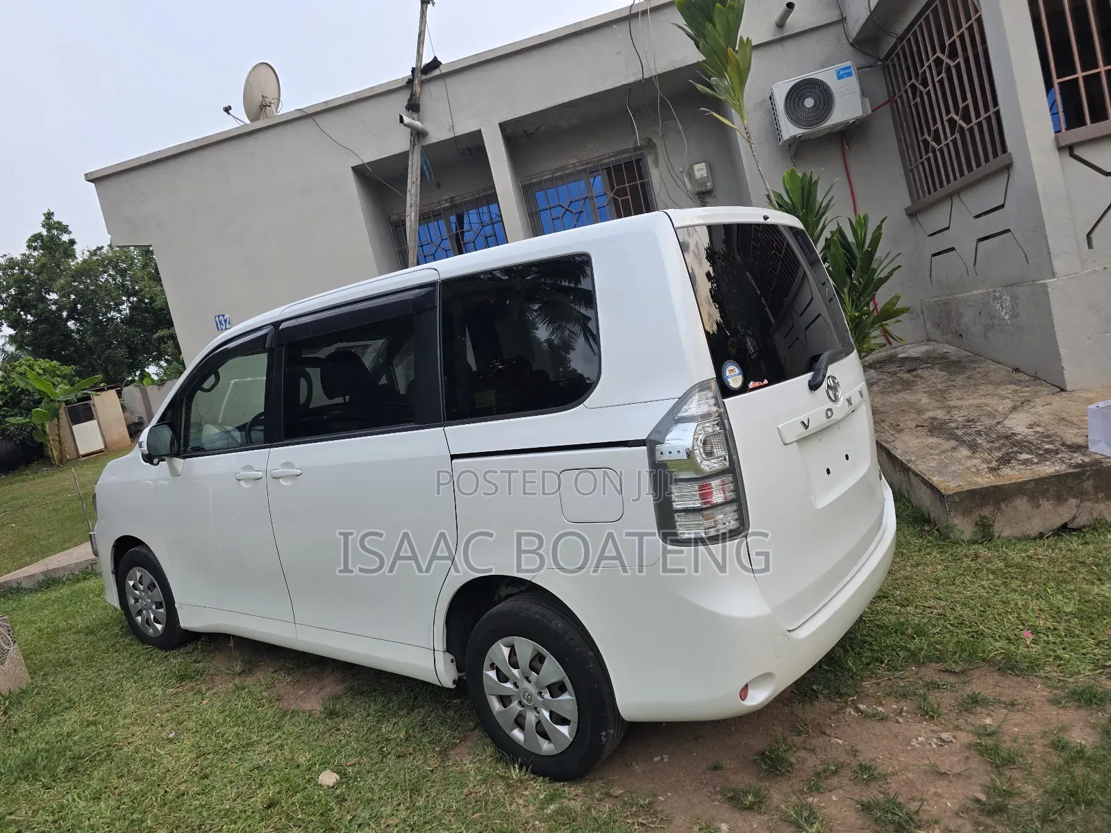 Toyota Voxy 2013 White