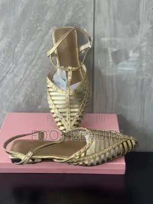 Elegant Closed Toe Leather Sandals. Unisex