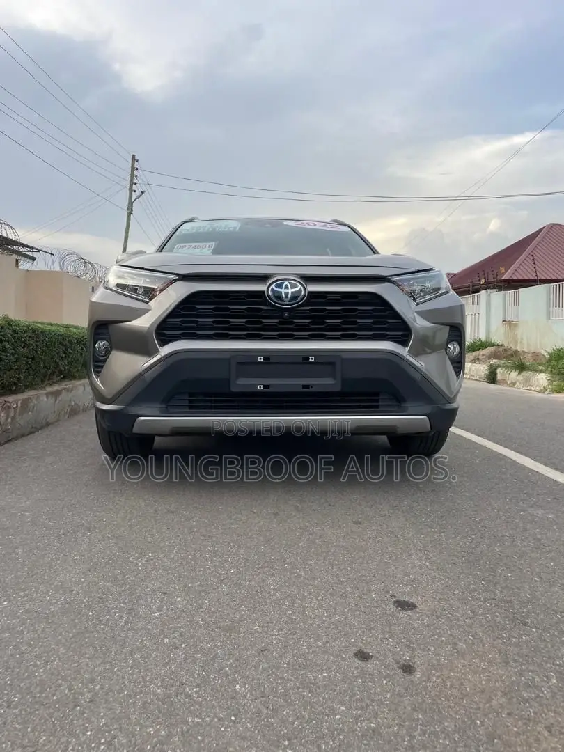 Toyota RAV4 XLE Premium 2022 Gold
