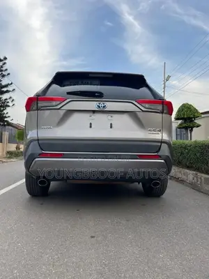 Toyota RAV4 XLE Premium 2022 Gold