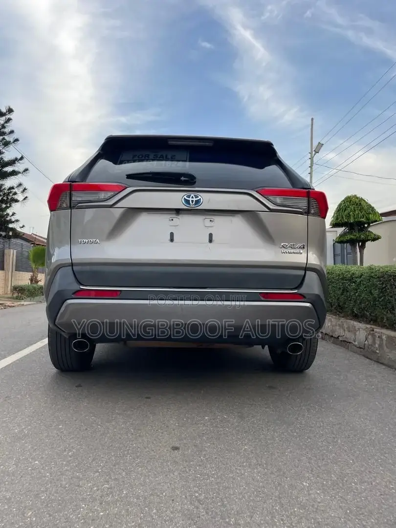 Toyota RAV4 XLE Premium 2022 Gold