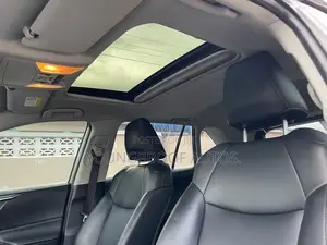 Toyota RAV4 XLE Premium 2022 Gold