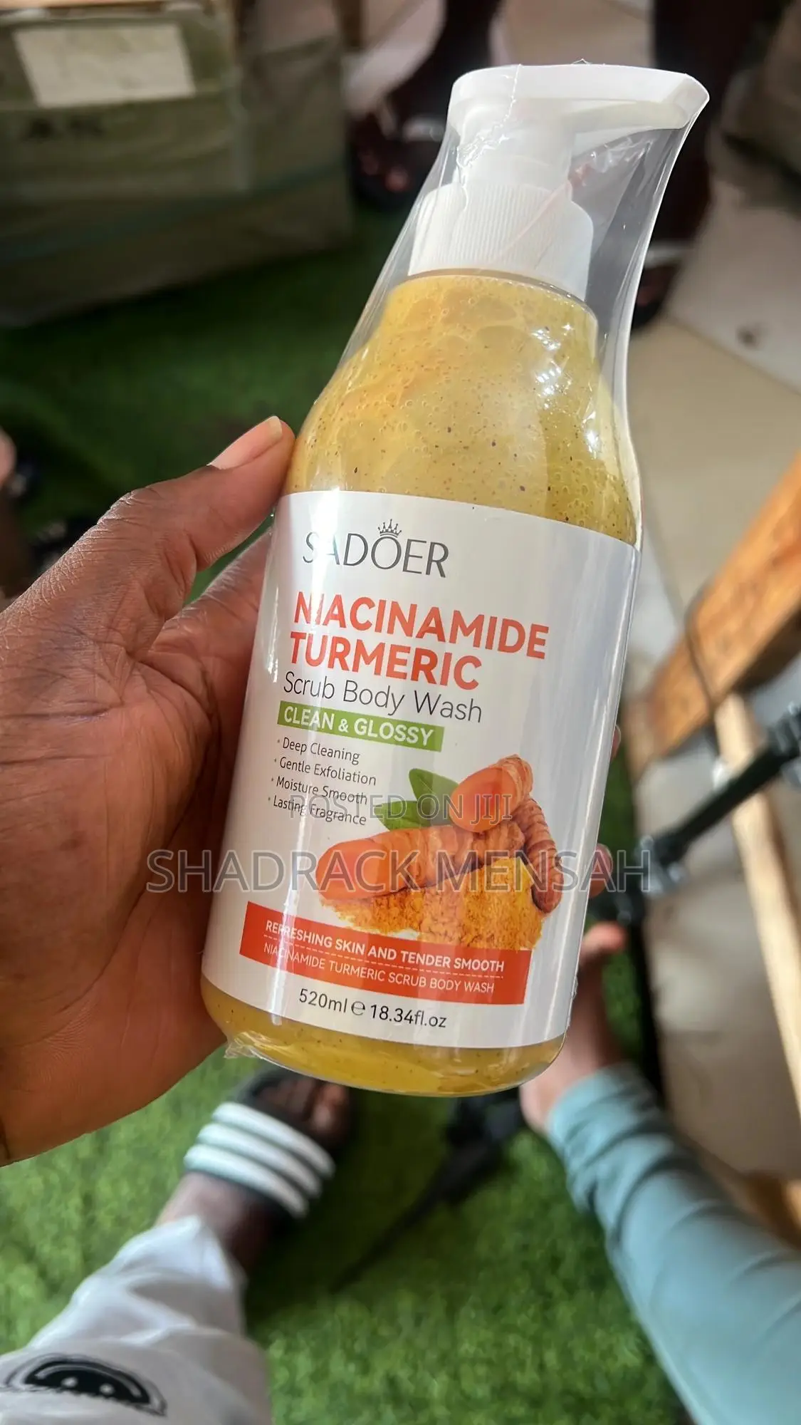 Sadoer Niacinamide Tumeric Scrub Body Wash
