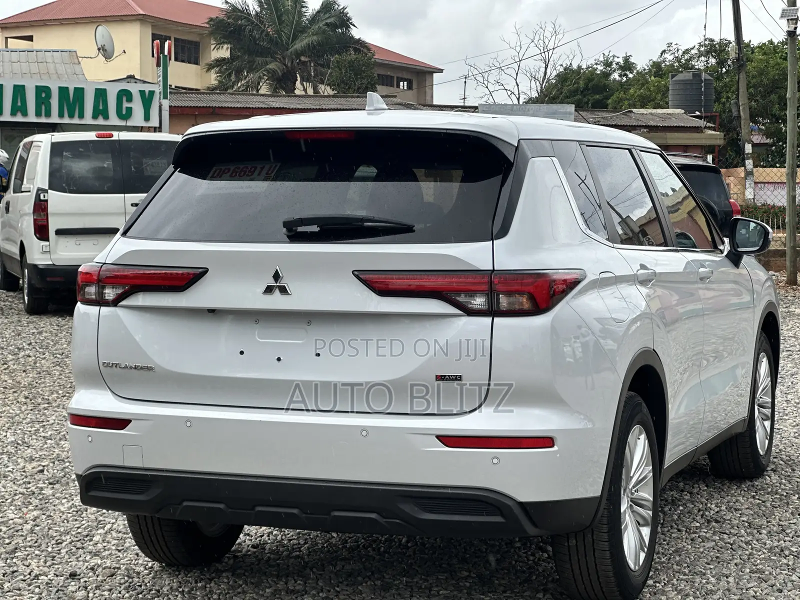 Mitsubishi Outlander 2022 White