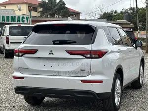 Mitsubishi Outlander 2022 White
