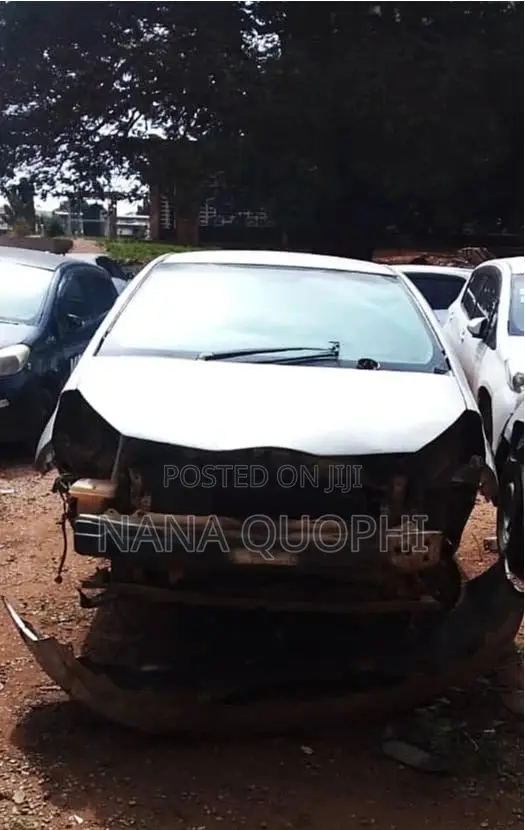 Toyota Vitz 2012 Silver